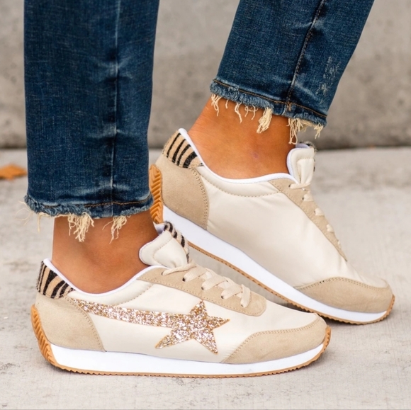 Very G Shoes - VERY G Vintage Star Sneakers, Size 8